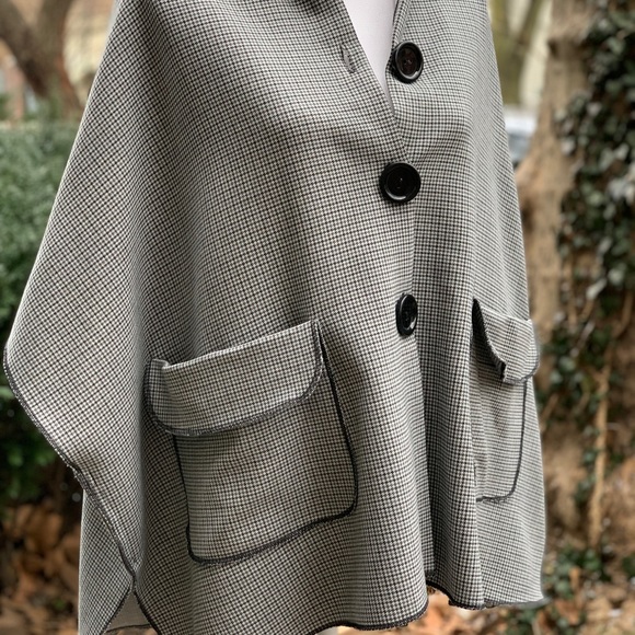 Handmade Houndstooth Hooded Cape with Front Pockets and Oversized Buttons, XL - Picture 3 of 10